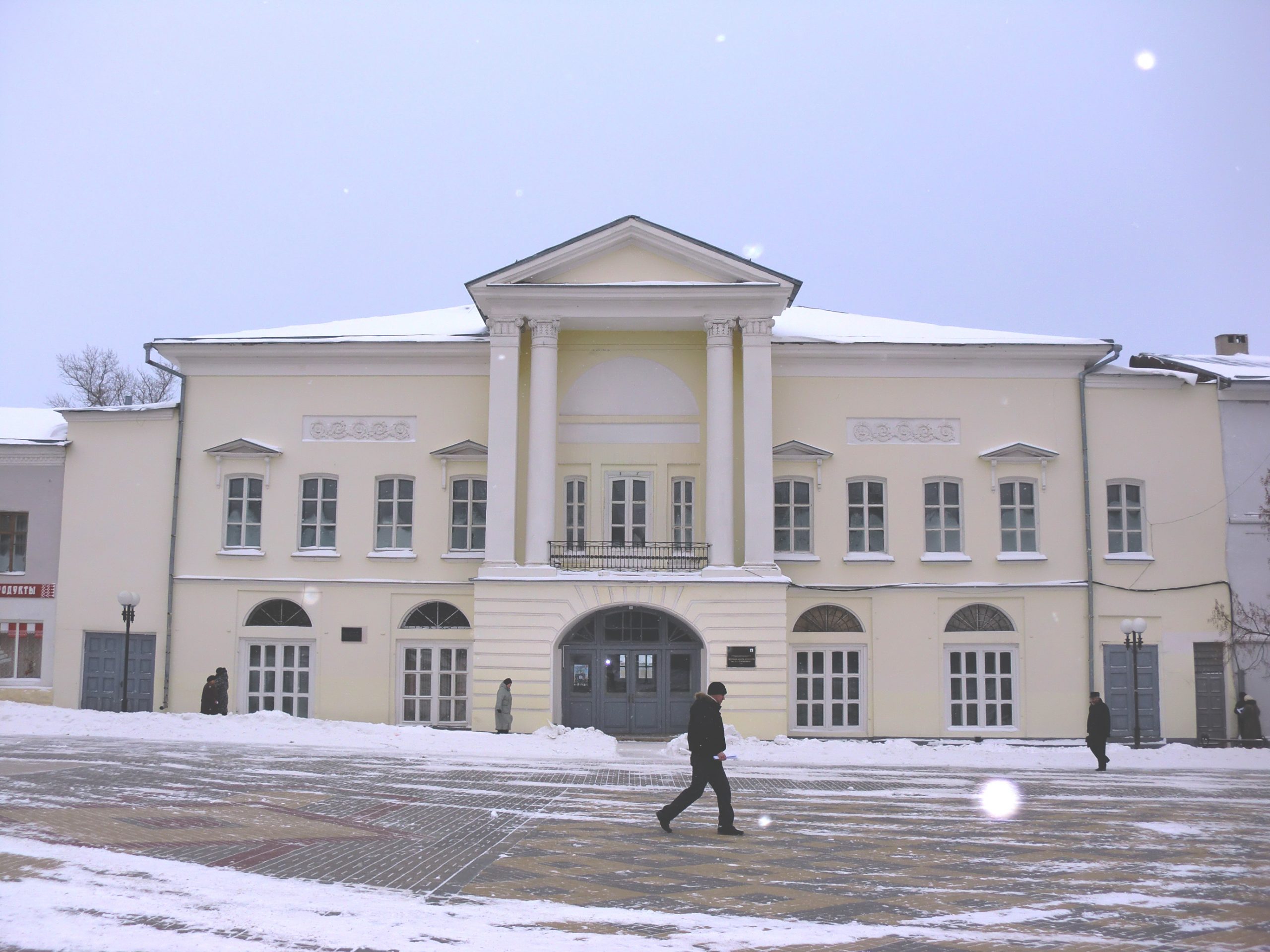 Главный фасад двухэтажного особняка на Мира, 94 с двухколонным портиком, фронтоном и центральным арочным входом.