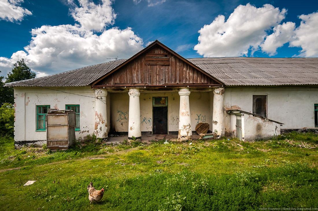Другой фасад усадебного дома. Фото Вадима Разумова, публикация 2017 года.