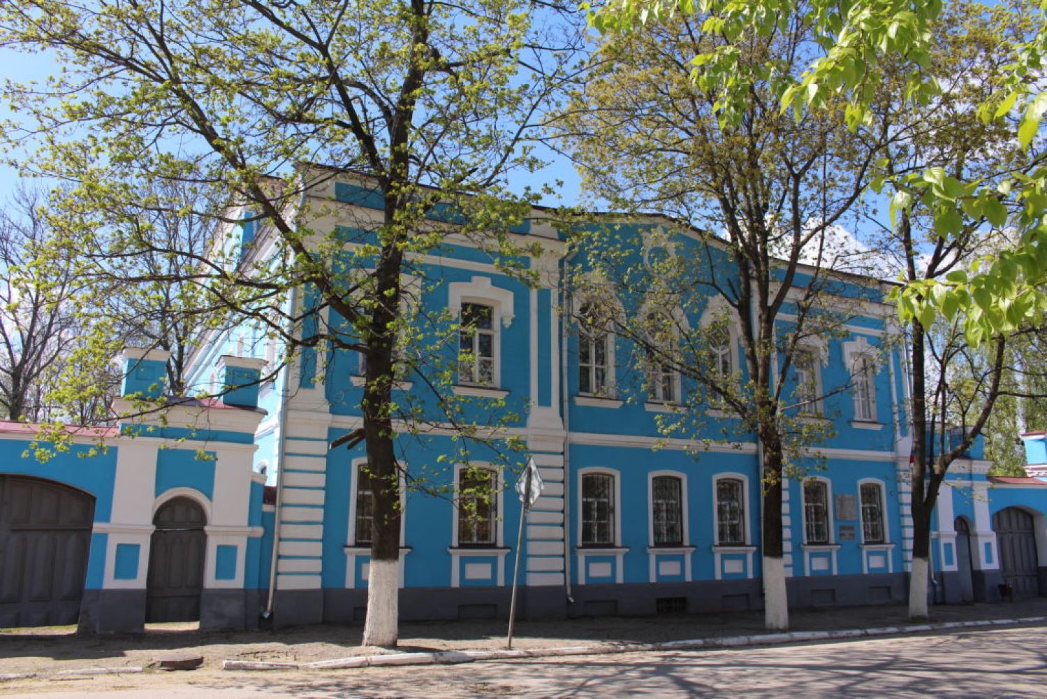 Современный вид голубого фасада усадебного дома на Ленина, 99.